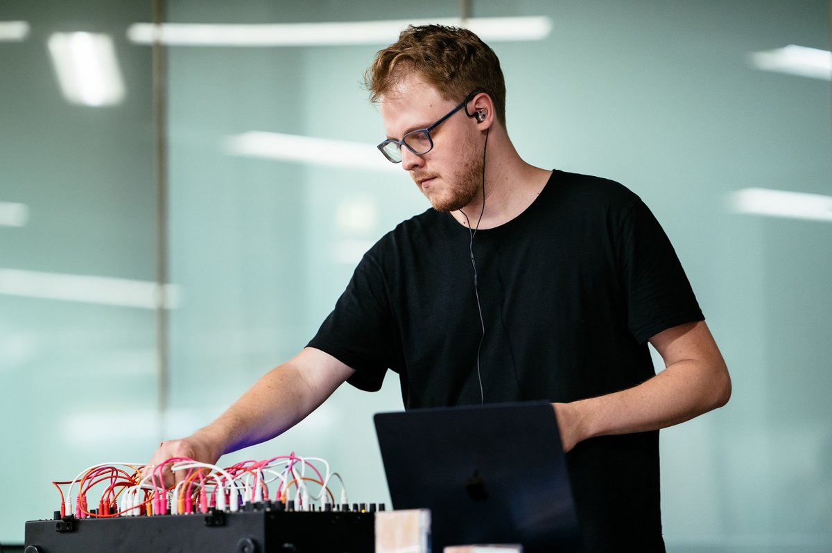 Ein junger Mann, Lukas Hermann, spielt an einem elektronischen Musikinstrument.. Foto: Richard Lensit