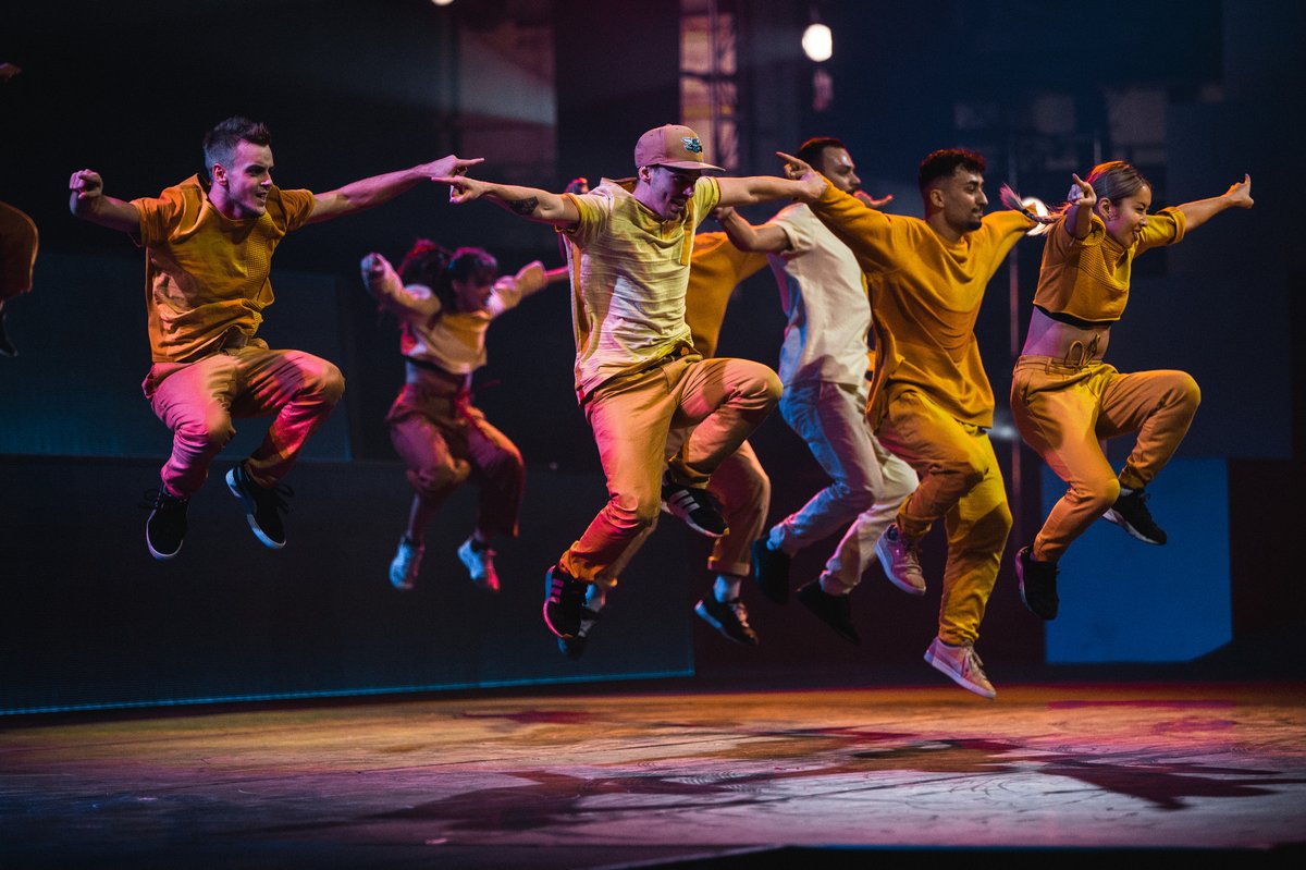 Junge Männer tanzen auf einer Bühne